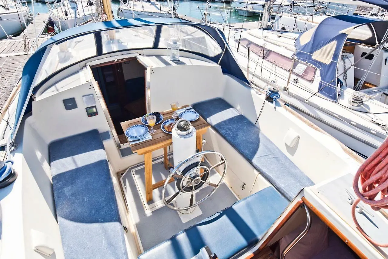 Bmyguest-Evamia River Boat Lisboa 船屋