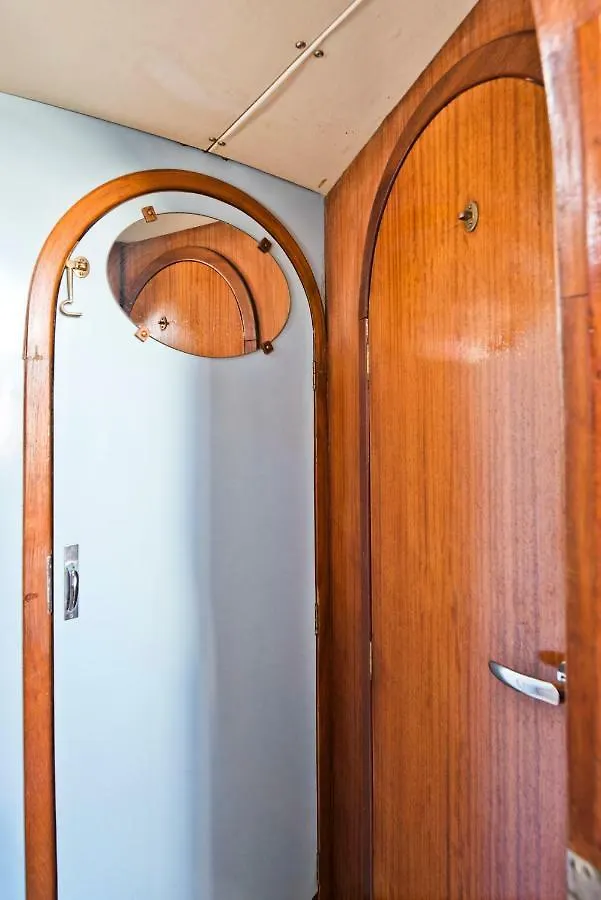 Bmyguest-Evamia River Boat Lisboa 船屋