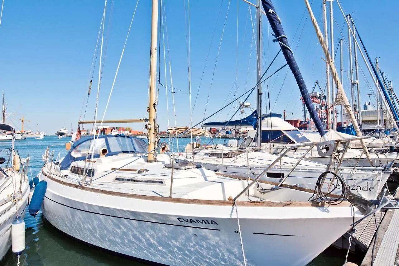 Bmyguest-Evamia River Boat Lisboa 船屋